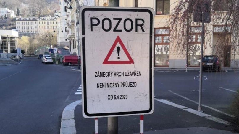 V Karlových Varech instalují sloupky, které omezí vjezd do lázeňské zóny